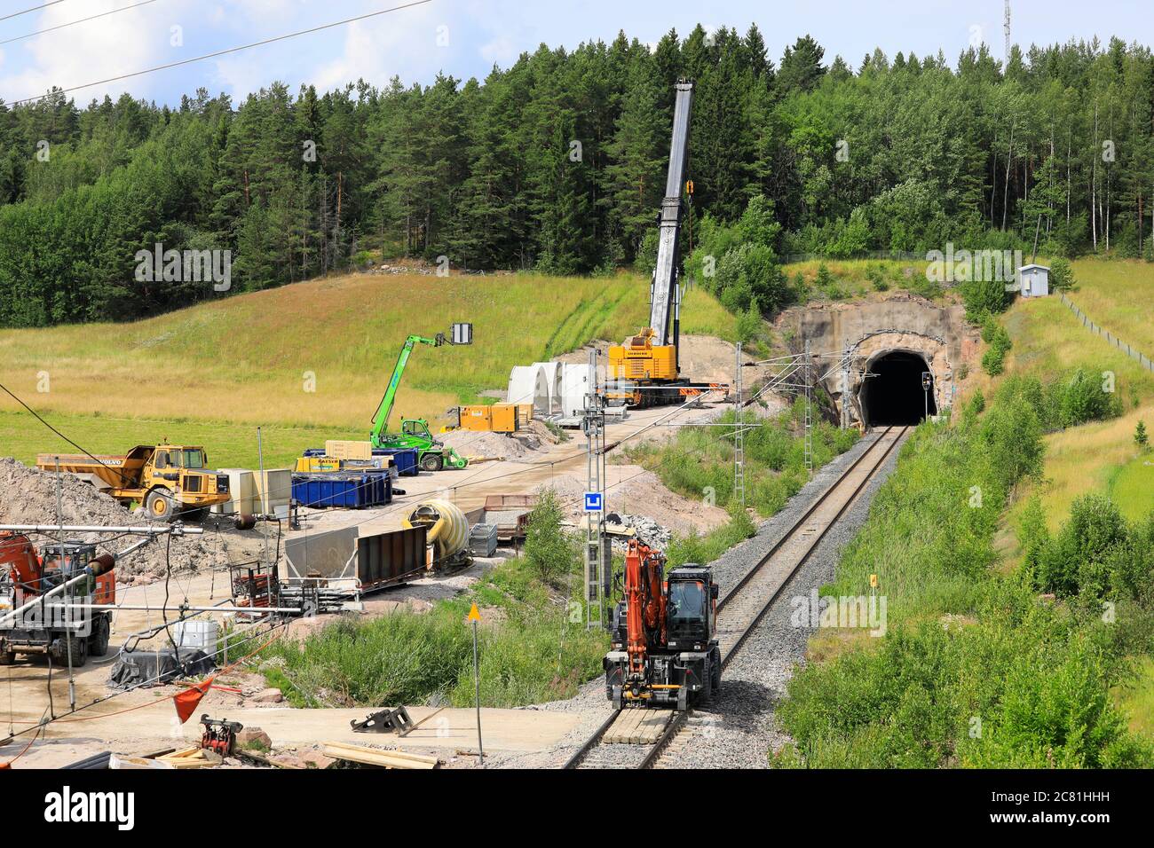 Erweiterung der Öffnungen von Eisenbahntunneln mit Betonelementen zur Verbesserung der Entwässerung. Küstenlinie Helsinki-Turku, Märjänmäki, Salo, Finnland. Juli 19, 20. Stockfoto