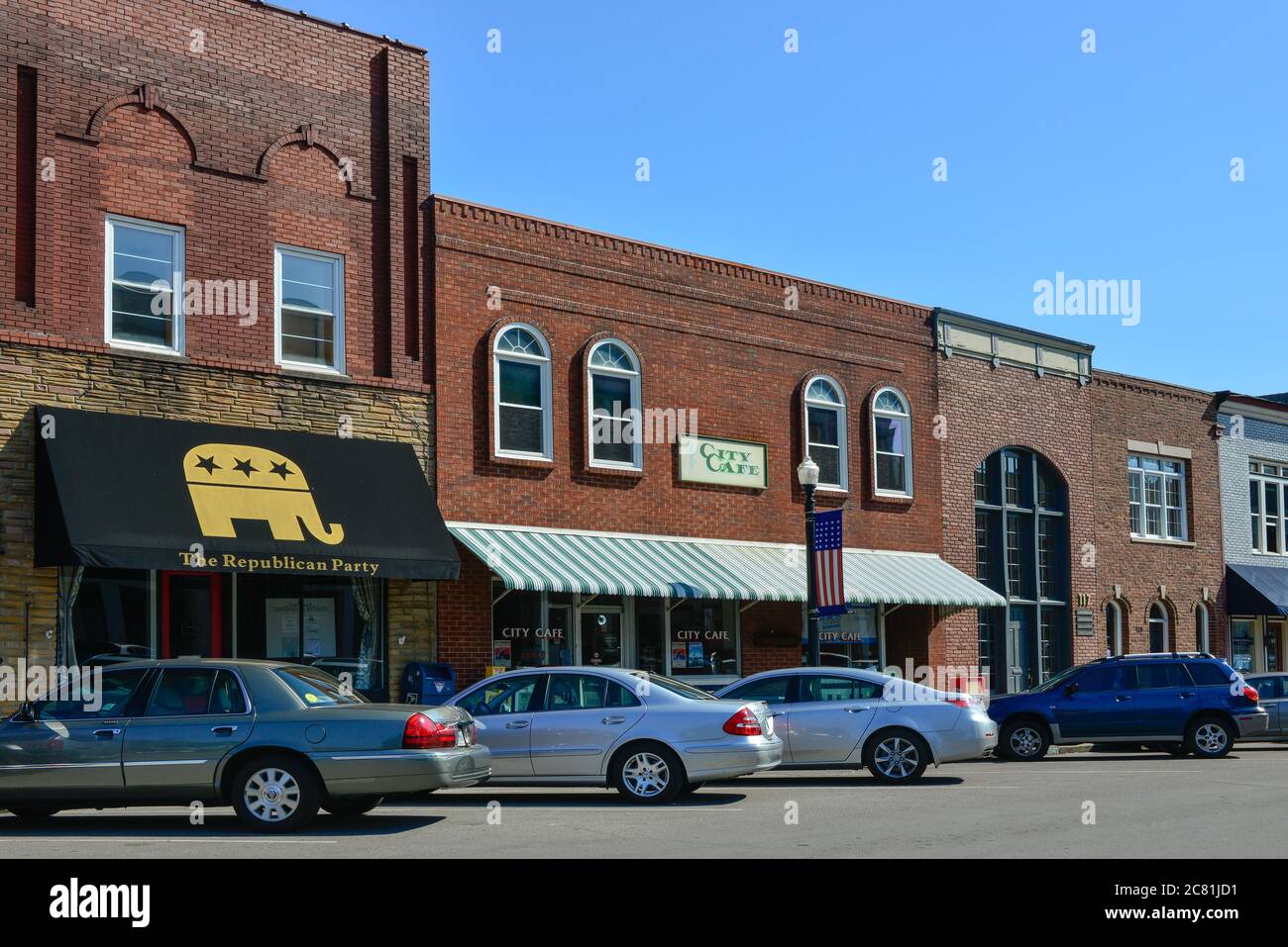 Das City Cafe und das Hauptquartier der Republikanischen Partei befinden sich rund um den historischen Stadtplatz in der Innenstadt von Murfreesboro, TN, USA Stockfoto