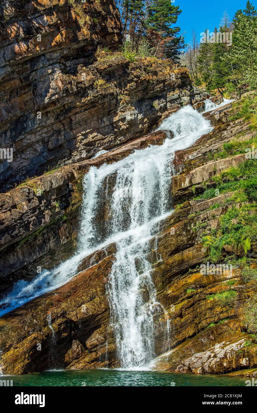 Wasserfälle auf schrägen Felsklippen, Waterton Lakes National Park; Waterton, Alberta, Kanada Stockfoto