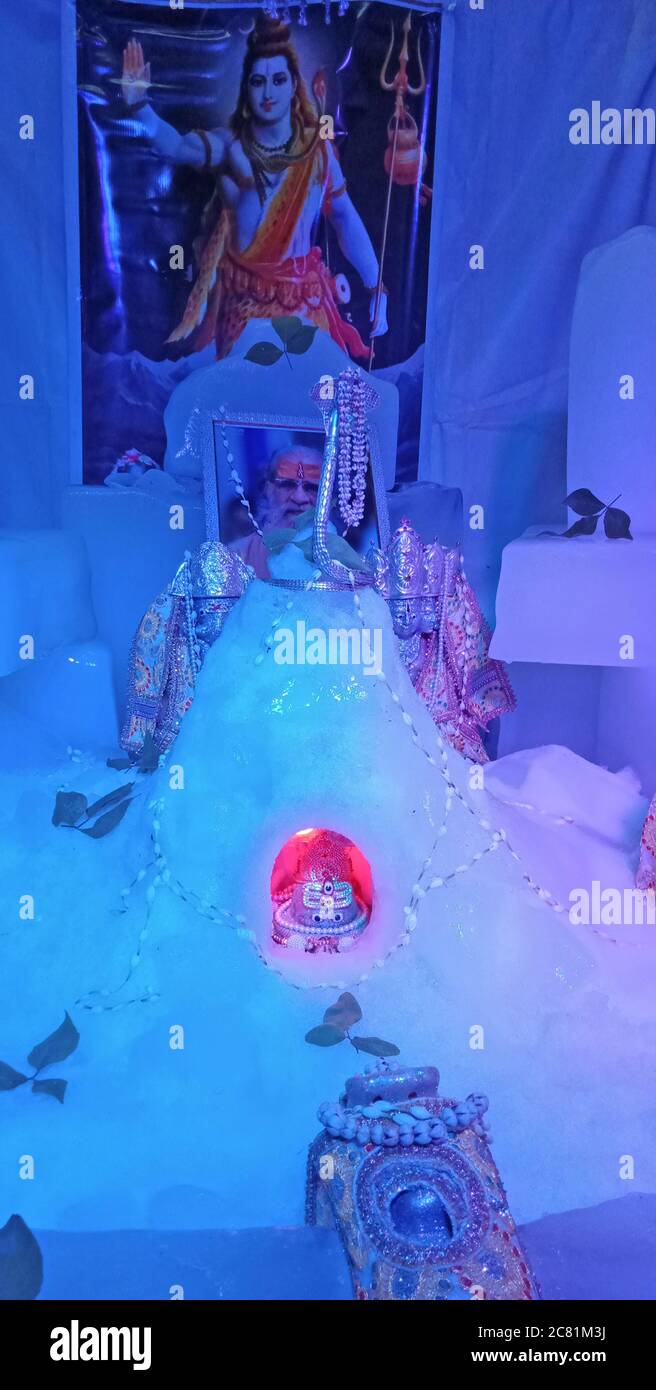 Beawar, Rajasthan, Indien, 20. Juli 2020: Eine Steinskulptur von Lord Shiva mit Eis als Hindu-Schrein Amarnath bei Mahadev Tempel am dritten Somwar (Montag) des heiligen Monats von Shravan, in Beawar geschmückt. Kredit: Sumit Saraswat/Alamy Live Nachrichten Stockfoto