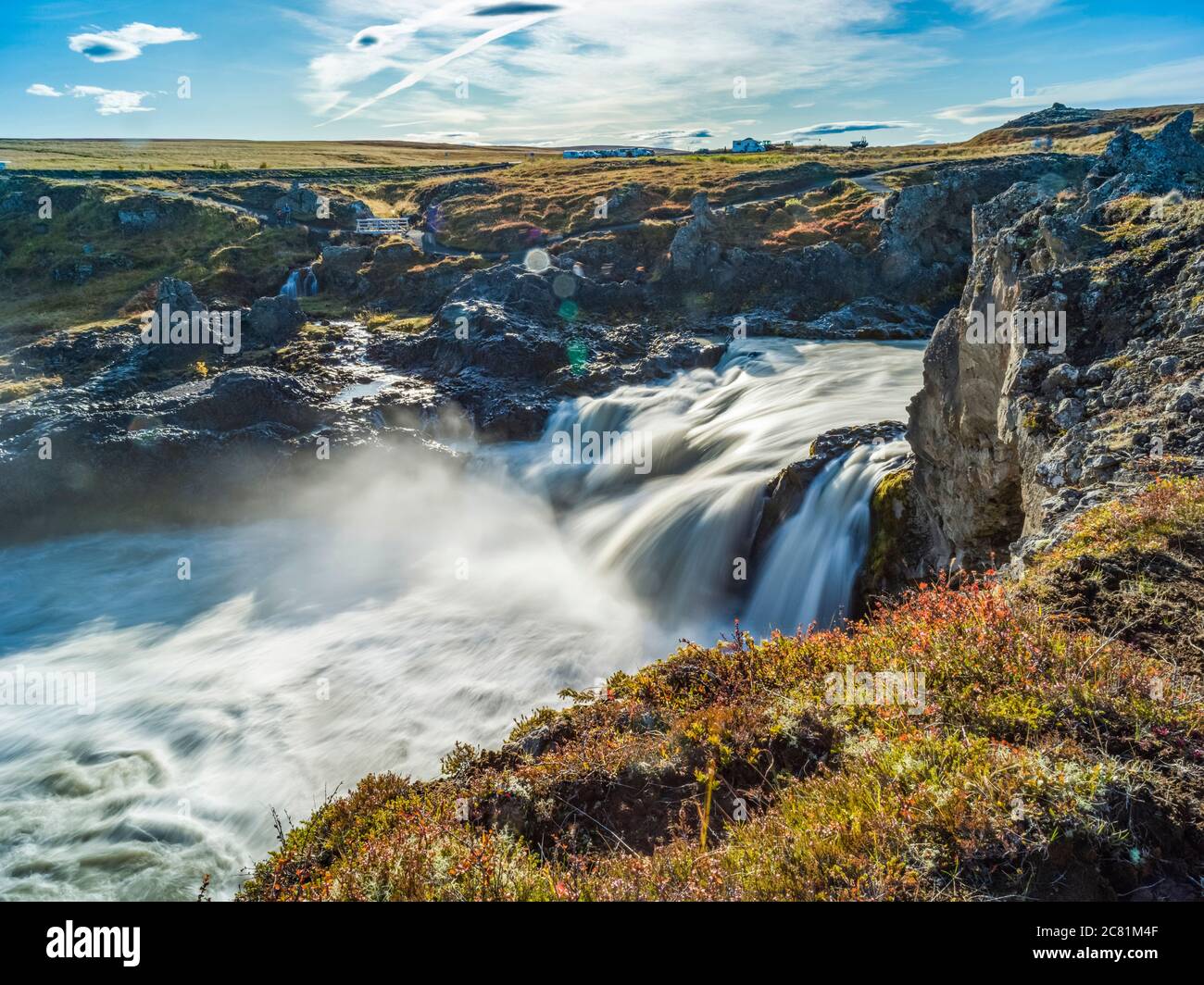 Zerklüftete, felsige Landschaft und fließende Kaskaden aus einem Fluss; Pingeyjarsveith, Nordostregion, Island Stockfoto