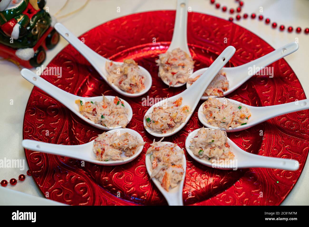 King Crab Appetithappen serviert in Slab Löffel, bei einer Feier oder Abendessen. Stockfoto