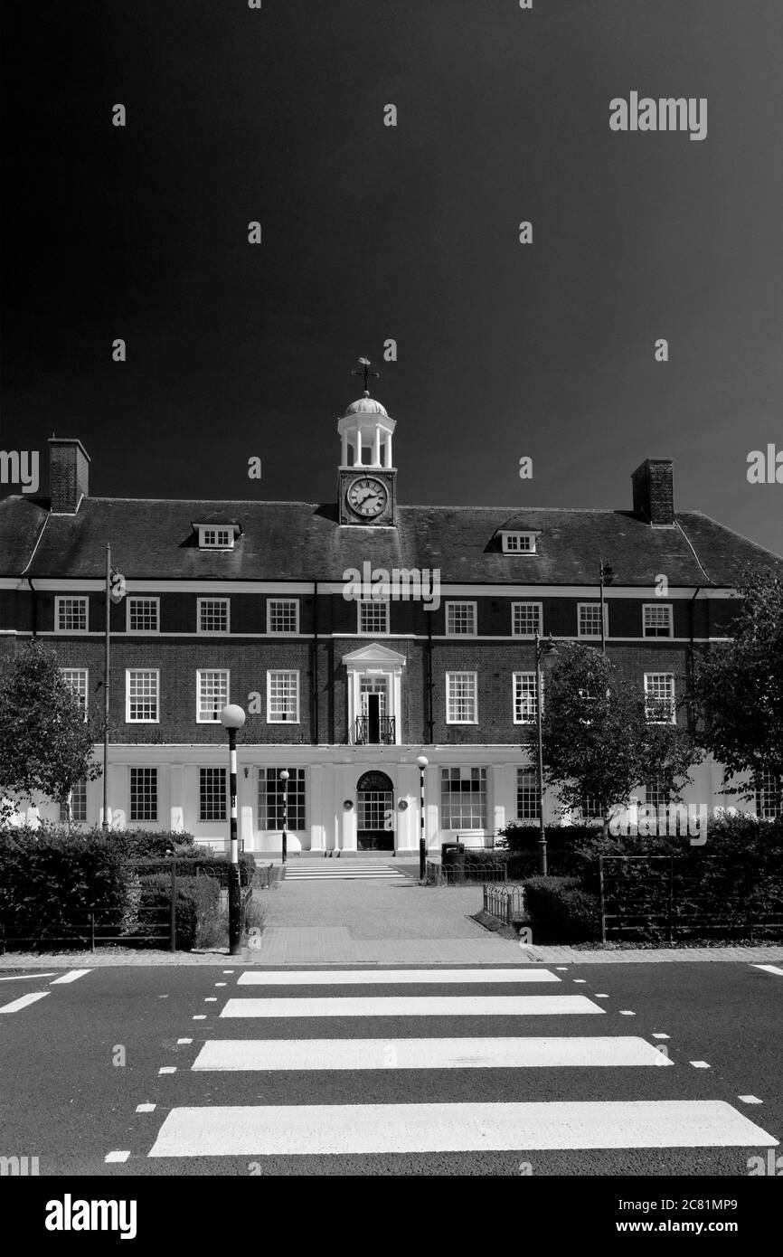 Gebäude entlang Broadway Gardens, Letchworth Garden City, Hertfordshire, England, Großbritannien Stockfoto