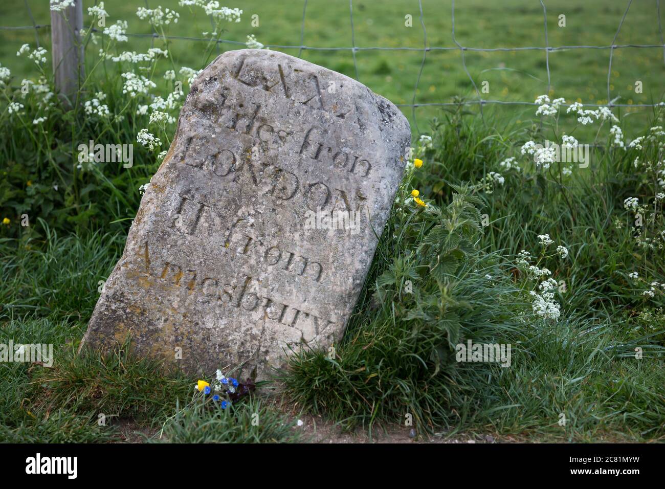 Alter Meilenstein in Stonehenge, UK. Zeigt die Distanz nach London und Amesbury in römischen Ziffern Stockfoto