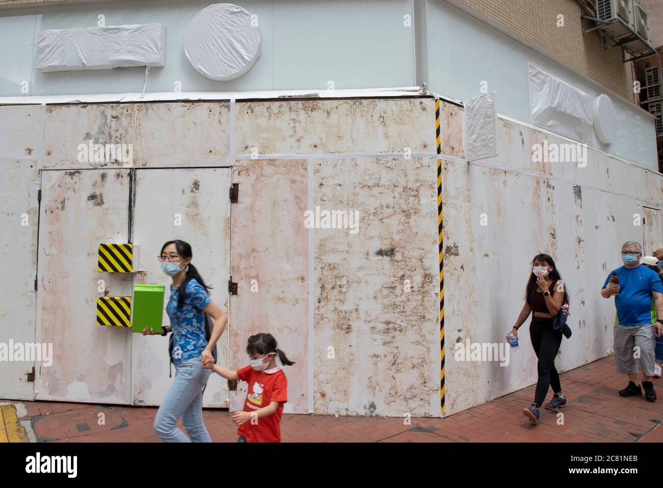 HONGKONG, HONGKONG SAR, CHINA: 1. JULI 2020. Verschiedene Banken und Geschäfte befestigt, um vor Vandalismus für ihre Verbindungen zu China zu schützen. Einige sind gemacht t Stockfoto