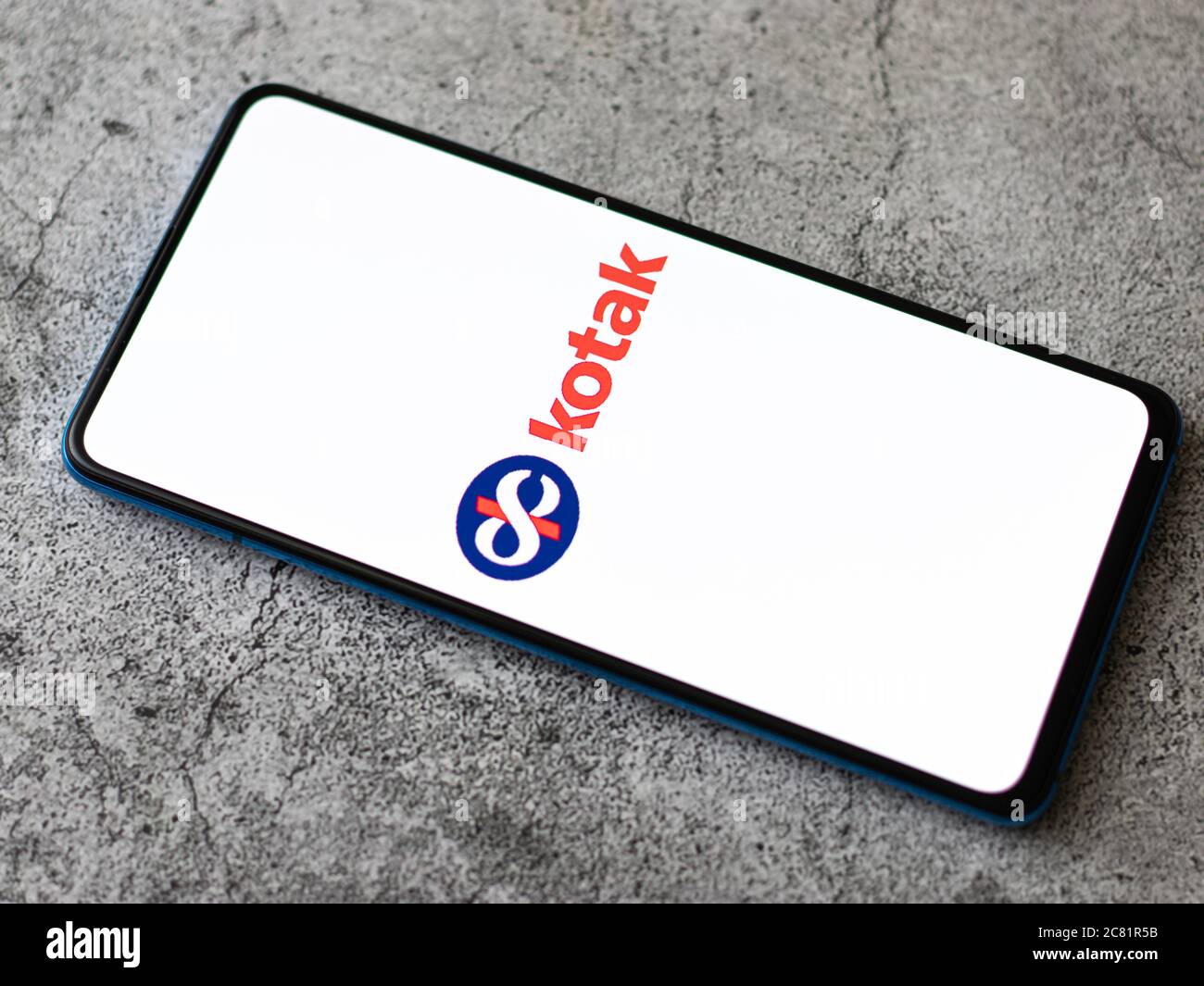 Assam, indien - 18. Juli 2020 : Kotak mahindra Bank-Logo auf dem Telefonbildschirm. Stockfoto