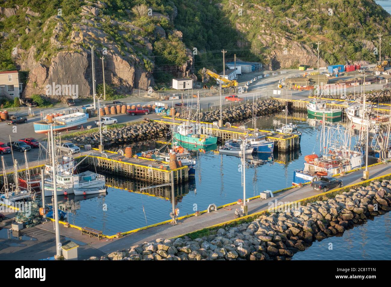 Kommerzielle Fischerboote vertäuten im Hafen von St. John's in der Nähe der Narrows Neufundland und Labrador Kanada Stockfoto