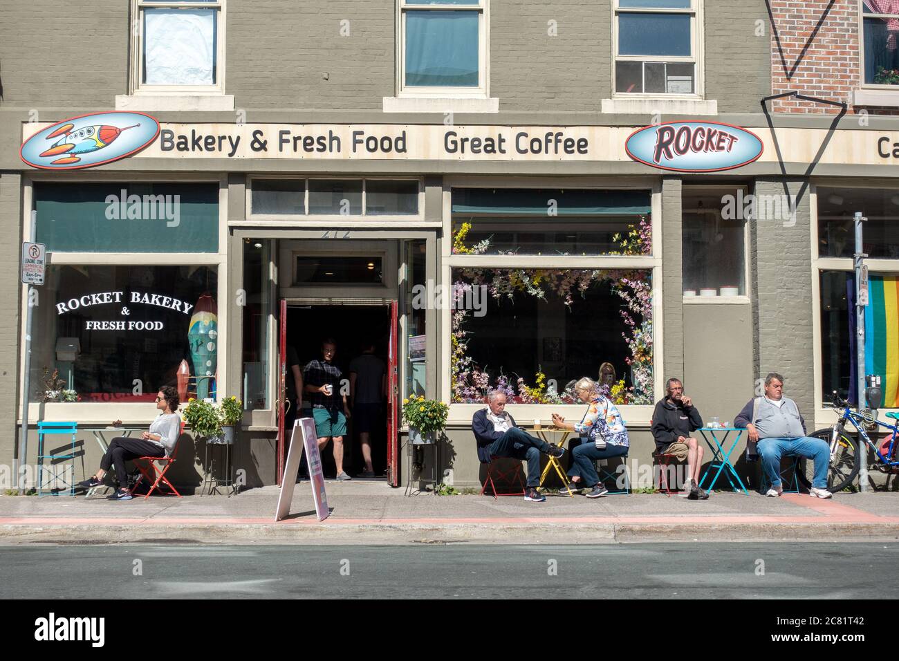 Gäste sitzen draußen im Rocket Bakery Cafe und Fresh Food Restaurant Water Street St. John's Newfoundland Canada Stockfoto