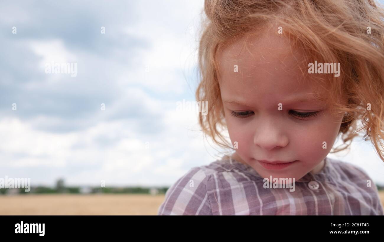 Kindheitsdepression kleines Mädchen mit Kopieplatz. Stockfoto