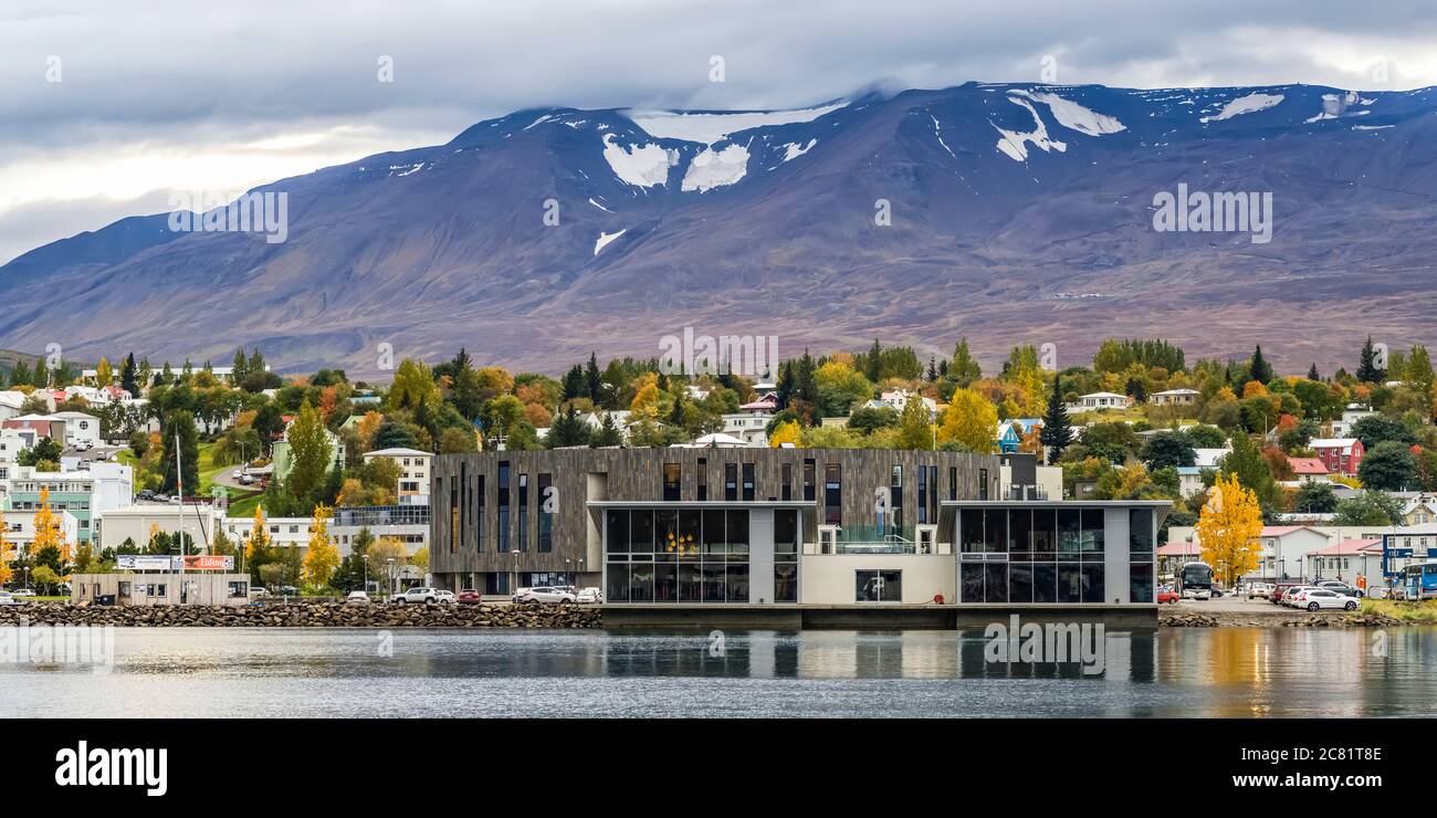 Akureyri ist eine Stadt am Fuße des Eyjafjordur Fjords in Nordisland; Akureyri, Nordostregion, Island Stockfoto