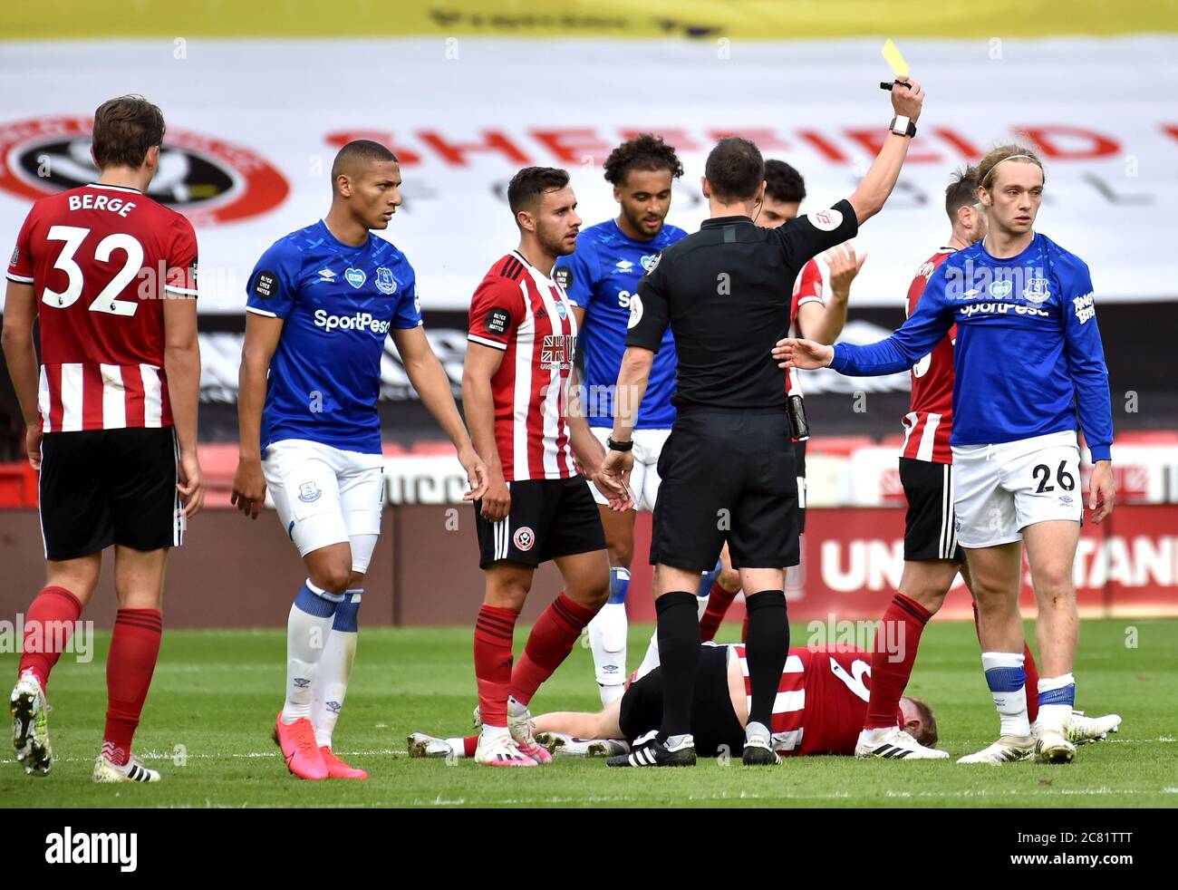 Schiedsrichter Stuart Attwell (Mitte) zeigt Evertons Tom Davies (rechts) eine gelbe Karte für einen Foul gegen Oliver McBurnie von Sheffield United während des Premier League-Spiels in Bramall Lane, Sheffield. Stockfoto