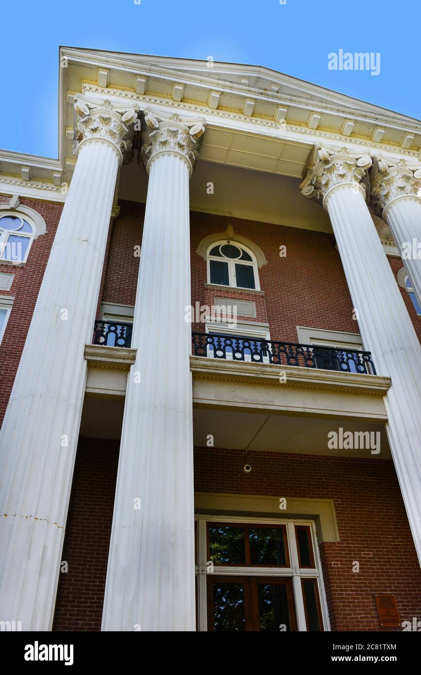 Aufsteigende Säulen der griechischen Wiederbelebungsarchitektur des historischen Rutherford County Courthouse in Murfreesboro, TN, USA Stockfoto