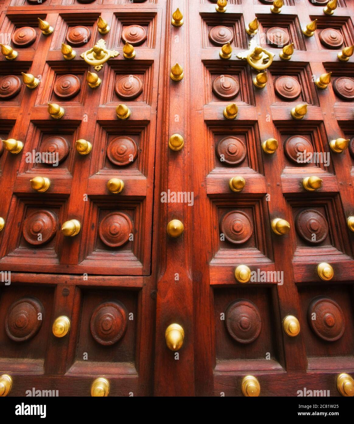 Kunstvolle Doppeltüren aus Holz, Stone Town of Sansibar; Sansibar, Tansania Stockfoto