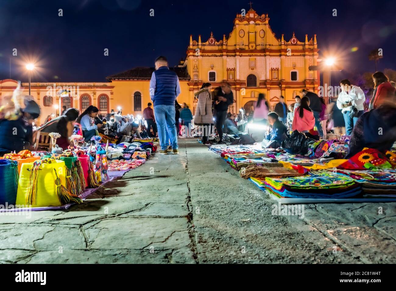 Kunsthandwerksmarkt auf der Plaza del Zocalo, oder Cathedral Square; San Cristobal de las Casas, Chiapas, Mexiko Stockfoto