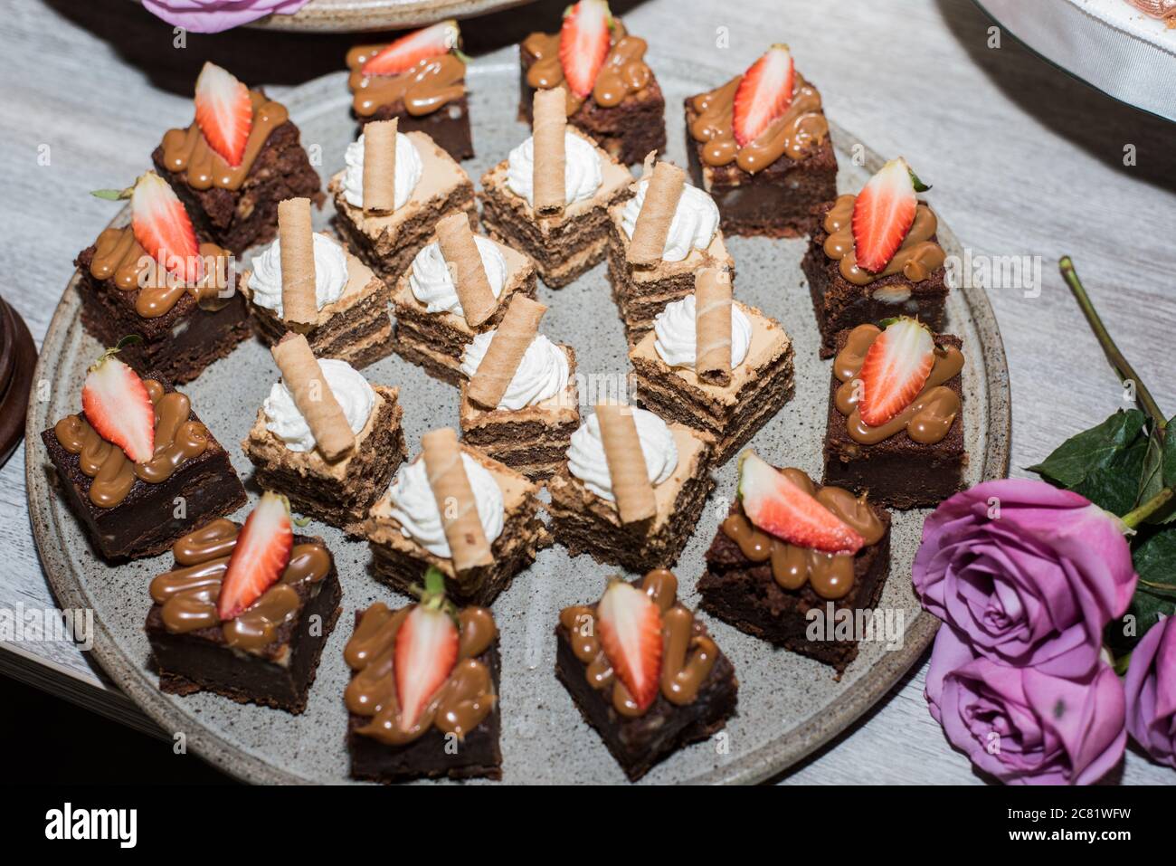 Hochwinkel Schuss Schokolade Brownies mit Erdbeere und Zimt Auf dem Tisch Stockfoto