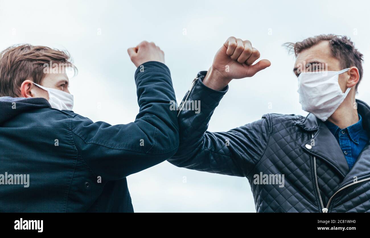 Junge Menschen mit einer Geste des Grüßens einander Stockfoto
