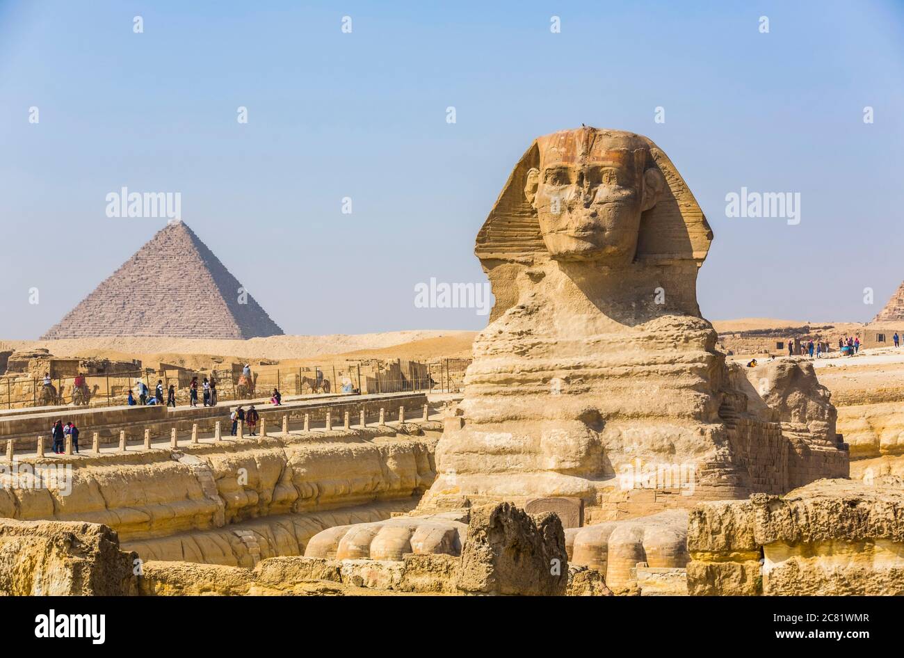 Große Sphinx von Gizeh, Pyramide von Mycerinus (Hintergrund), Gizeh Pyramidenkomplex, UNESCO-Weltkulturerbe; Gizeh, Ägypten Stockfoto