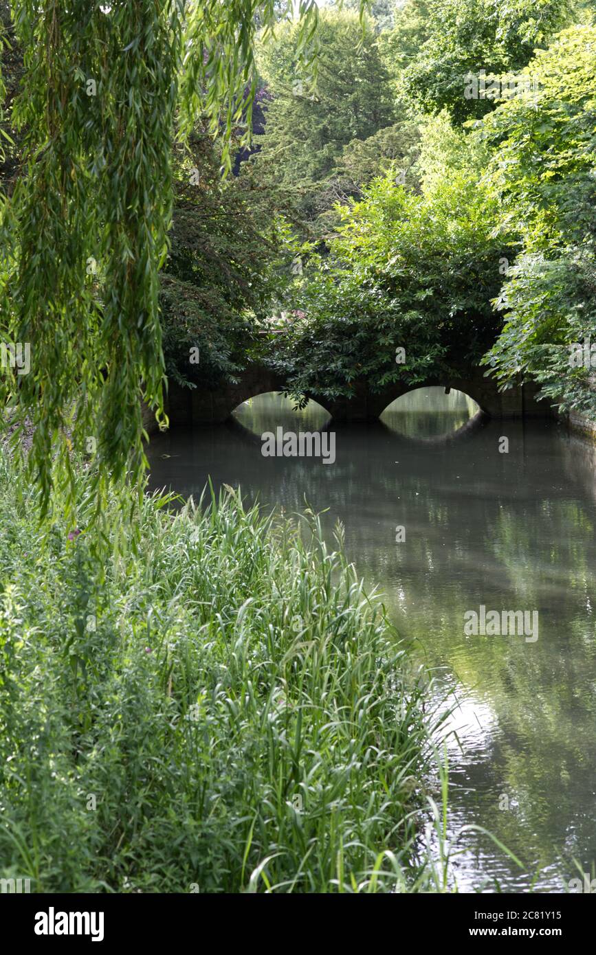 Steinfußbrücke über den Fluss coln cotswold Stockfoto