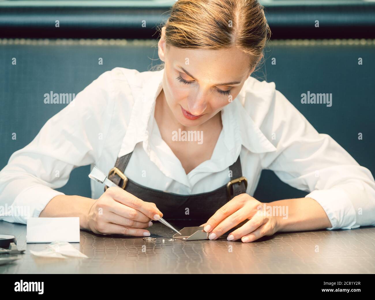 Juwelier Sortieren Diamanten Stockfoto