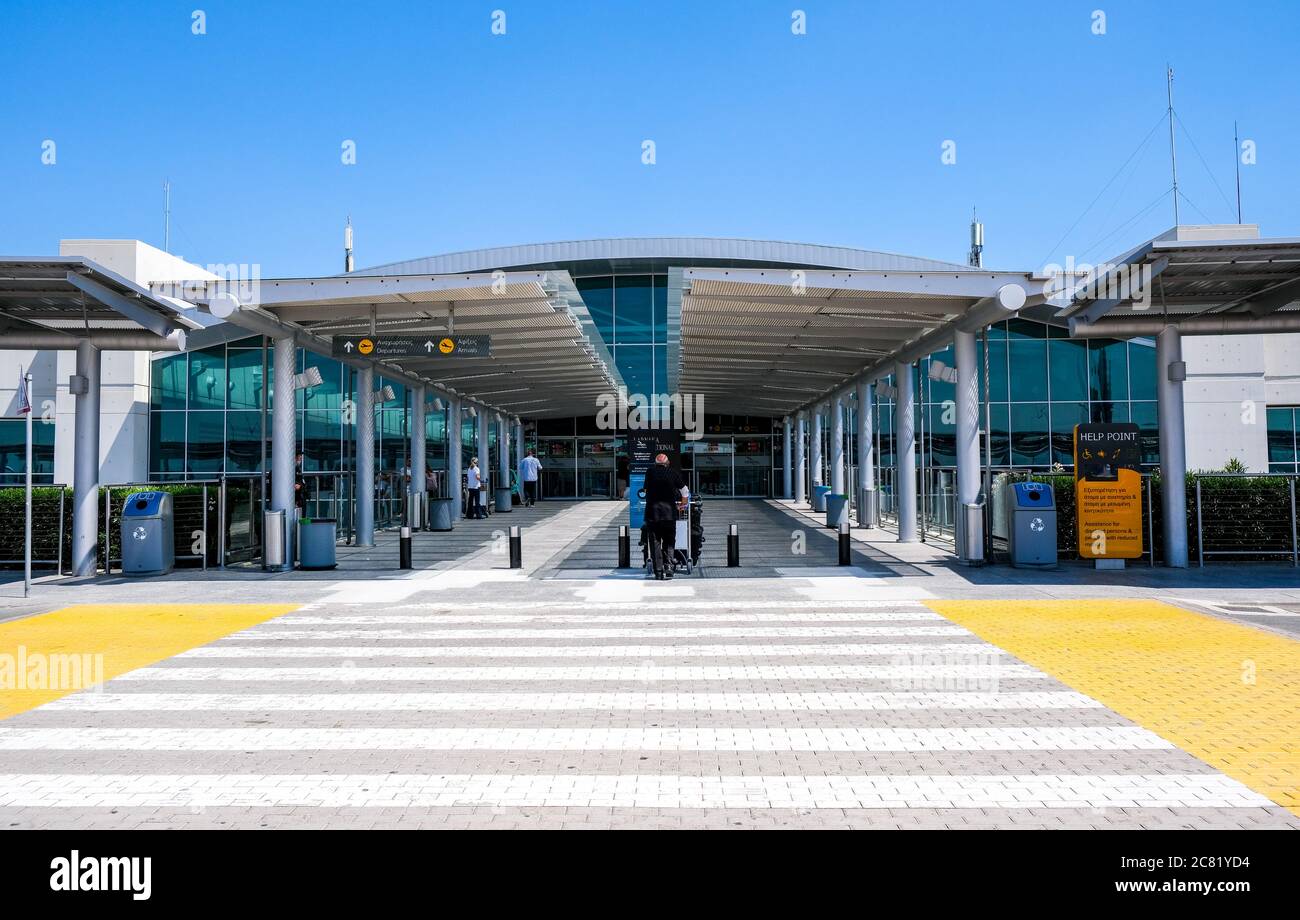 Larnaka, Zypern, Juli 19 2020: Das leere Passagierterminal aufgrund der Covid 19 Coronavirus-Krankheit des internationalen Flughafens Larnaka in Zypern Stockfoto