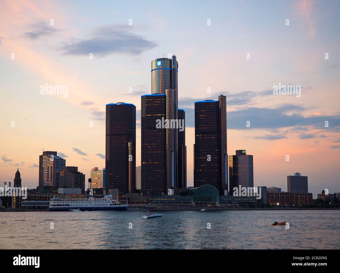 Downtown Detroit, Michigan und GM Hauptquartier Gebäude, gesehen von Windsor, Ontario, Kanada Stockfoto
