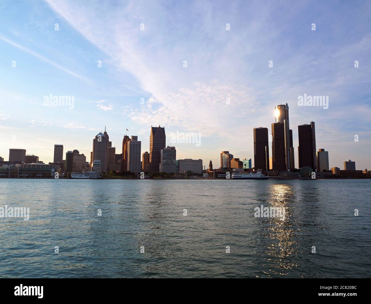 Downtown Detroit, Michigan und GM Hauptquartier Gebäude, gesehen von Windsor, Ontario, Kanada Stockfoto