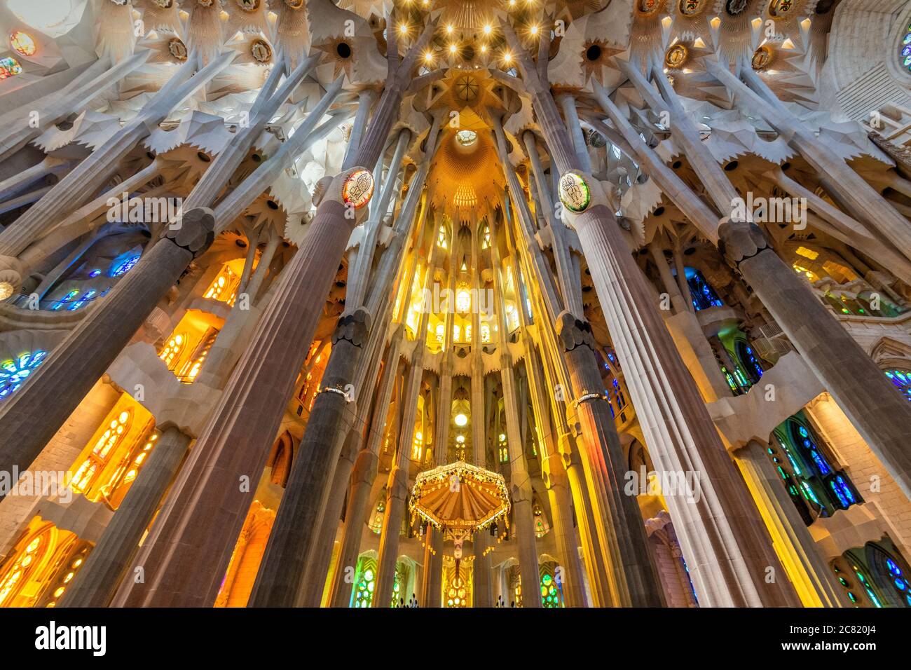 Niedrige Ansicht der Decke im Kirchenschiff, Sagrada Familia, Barcelona, Katalonien, Spanien Stockfoto