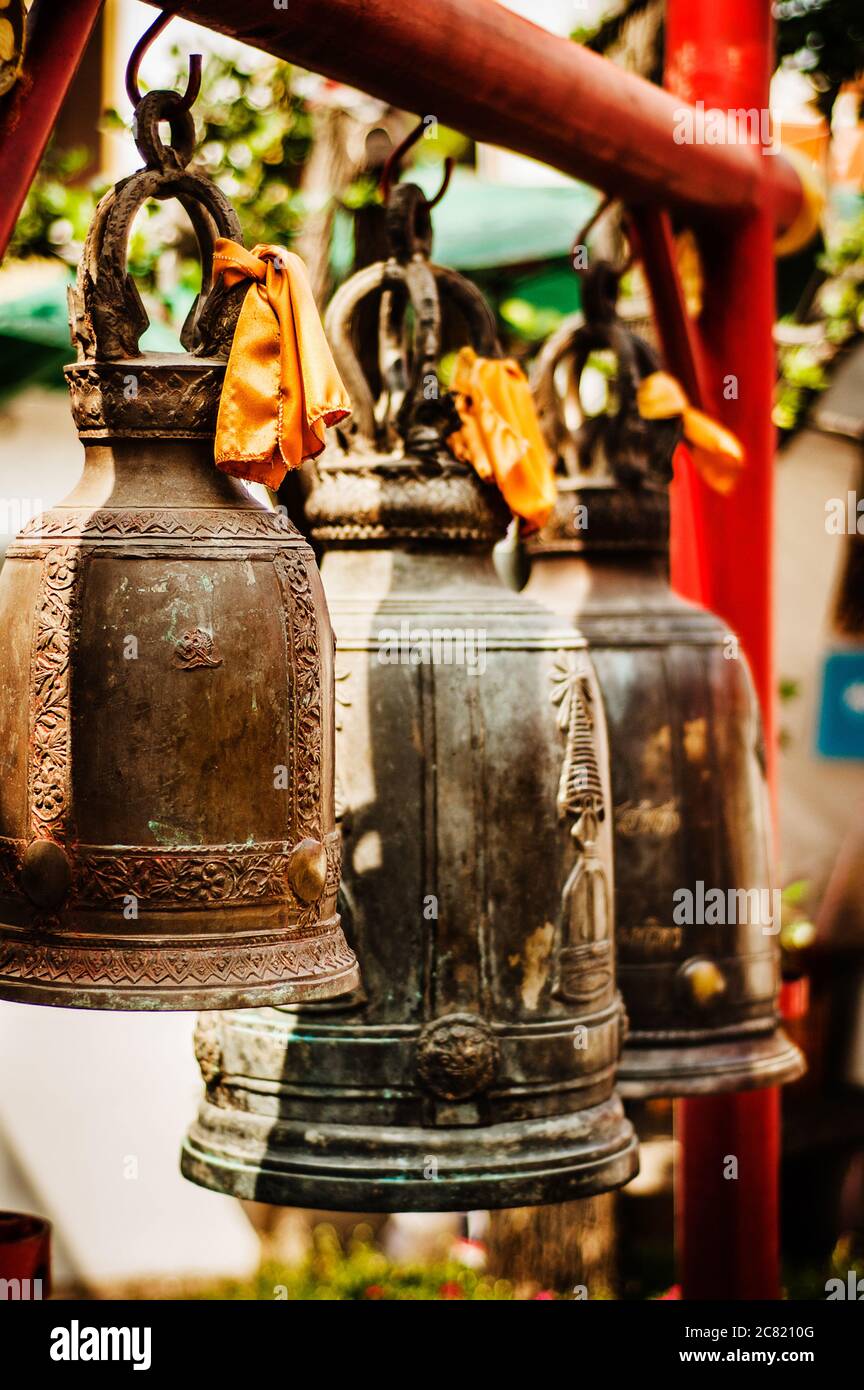 Meditationsglocken vor einem buddhistischen Tempel in Bangkok, Thailand, Südostasien Stockfoto