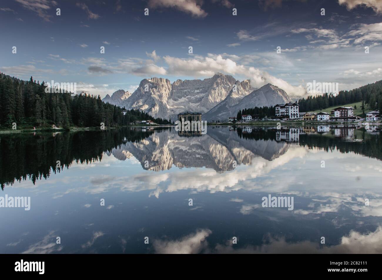 Reflexionen auf dem See Misurina in 1,754 m über dem Meeresspiegel gelegen. Es ist einer der schönsten Bergseen in den Dolomiten, Italien.landschaftlich Stockfoto