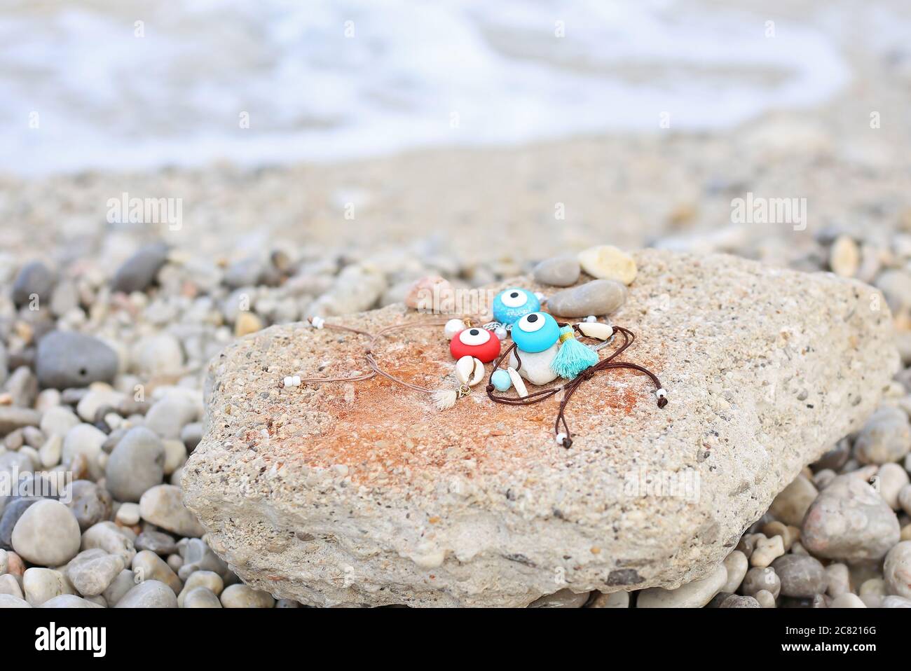 Böse Augen Armbänder am Strand - Sommer Schmuck Werbung Stockfoto