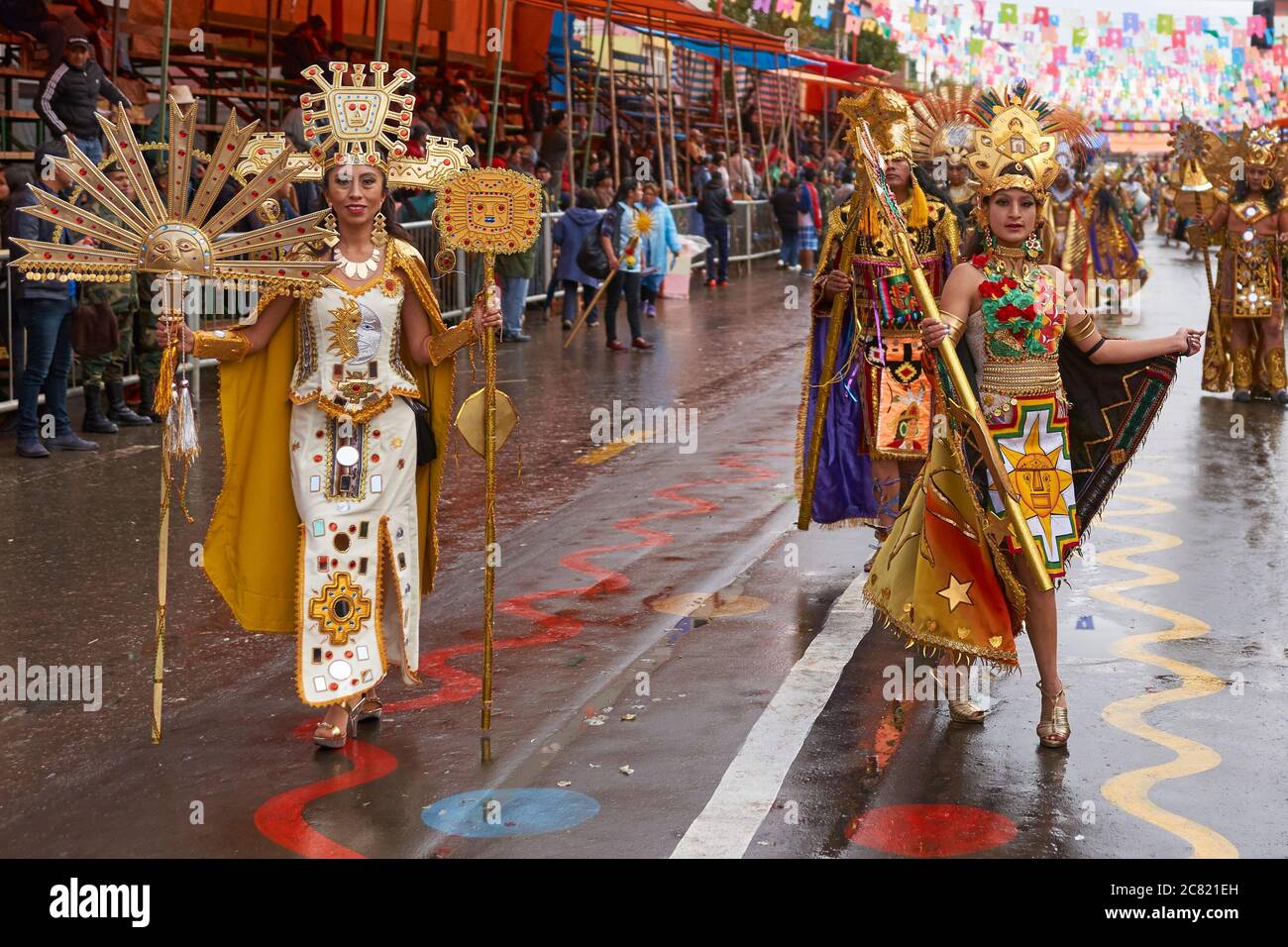 Tänzerin in kunstvollen Inka-Stil Kostüm Paraden durch die Bergbaustadt Oruro auf dem Altiplano von Bolivien während der jährlichen Karneval gekleidet. Stockfoto