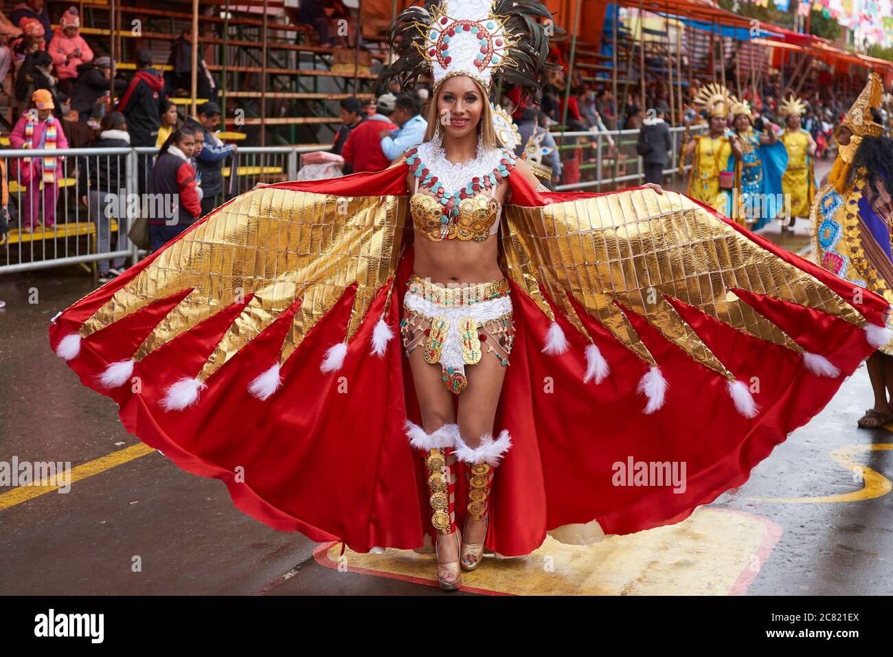 Tänzerin in kunstvollen Inka-Stil Kostüm Paraden durch die Bergbaustadt Oruro auf dem Altiplano von Bolivien während der jährlichen Karneval gekleidet. Stockfoto