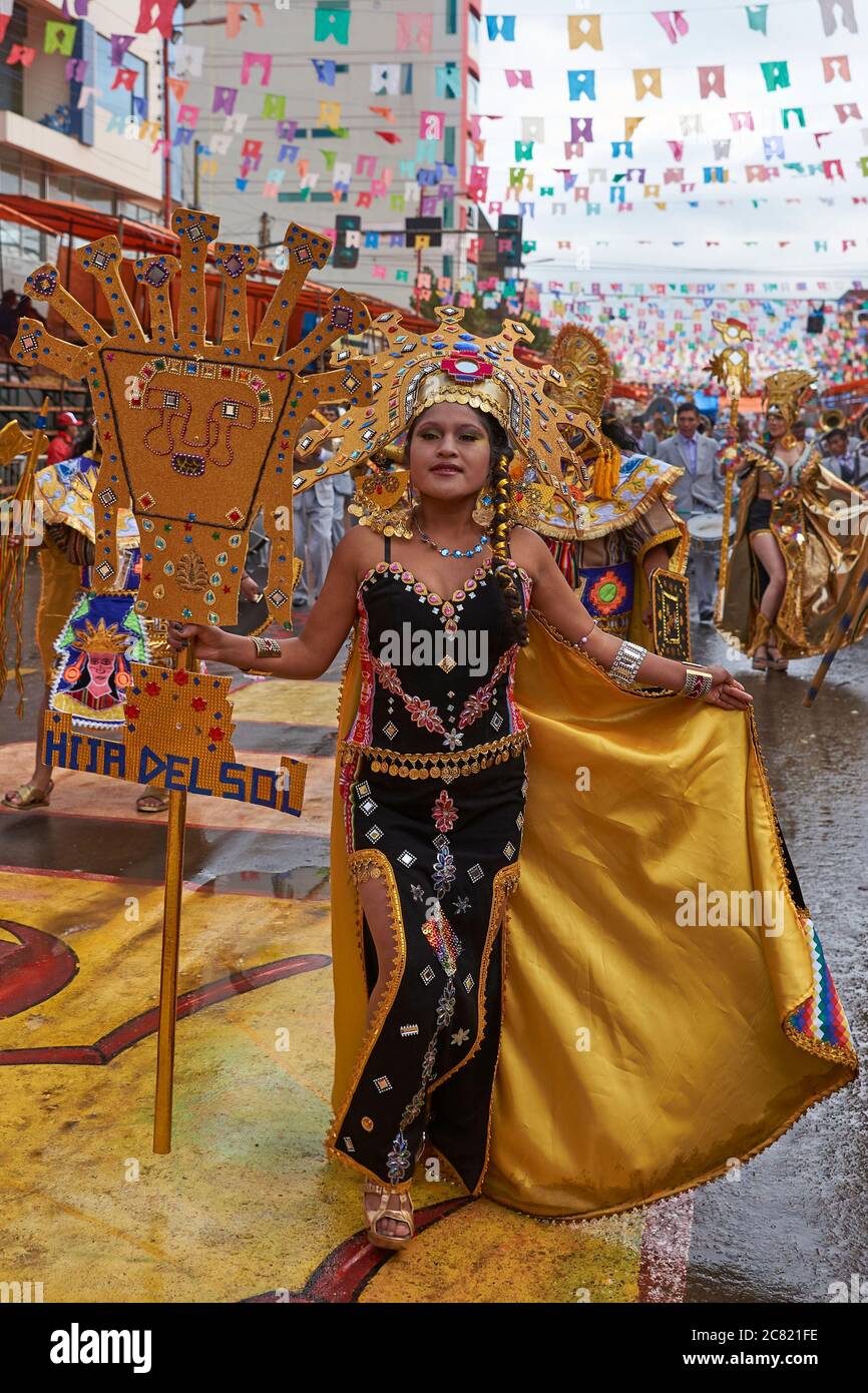 Tänzerin in kunstvollen Inka-Stil Kostüm Paraden durch die Bergbaustadt Oruro auf dem Altiplano von Bolivien während der jährlichen Karneval gekleidet. Stockfoto