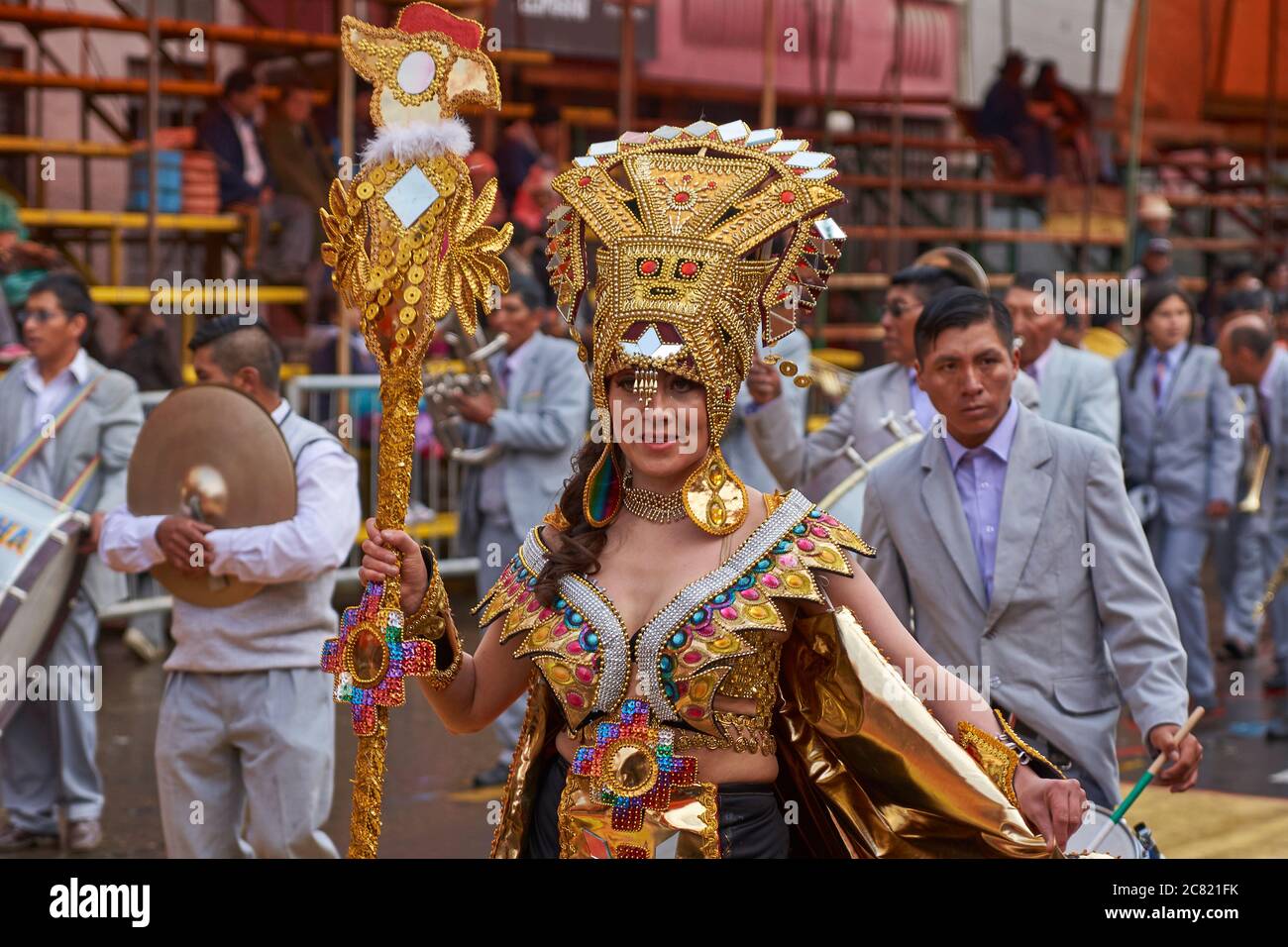 Tänzerin in kunstvollen Inka-Stil Kostüm Paraden durch die Bergbaustadt Oruro auf dem Altiplano von Bolivien während der jährlichen Karneval gekleidet. Stockfoto