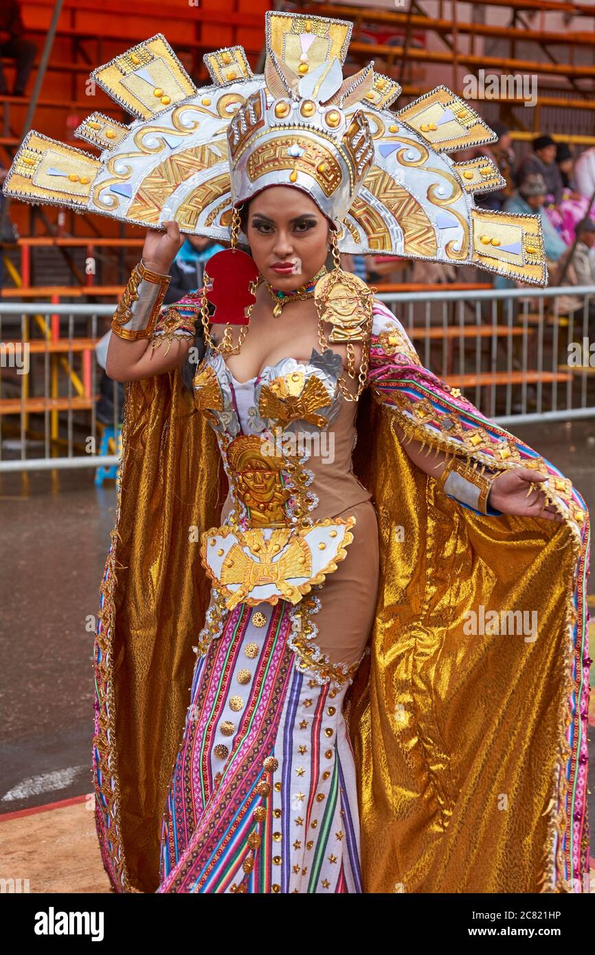 Tänzerin in kunstvollen Inka-Stil Kostüm Paraden durch die Bergbaustadt Oruro auf dem Altiplano von Bolivien während der jährlichen Karneval gekleidet. Stockfoto