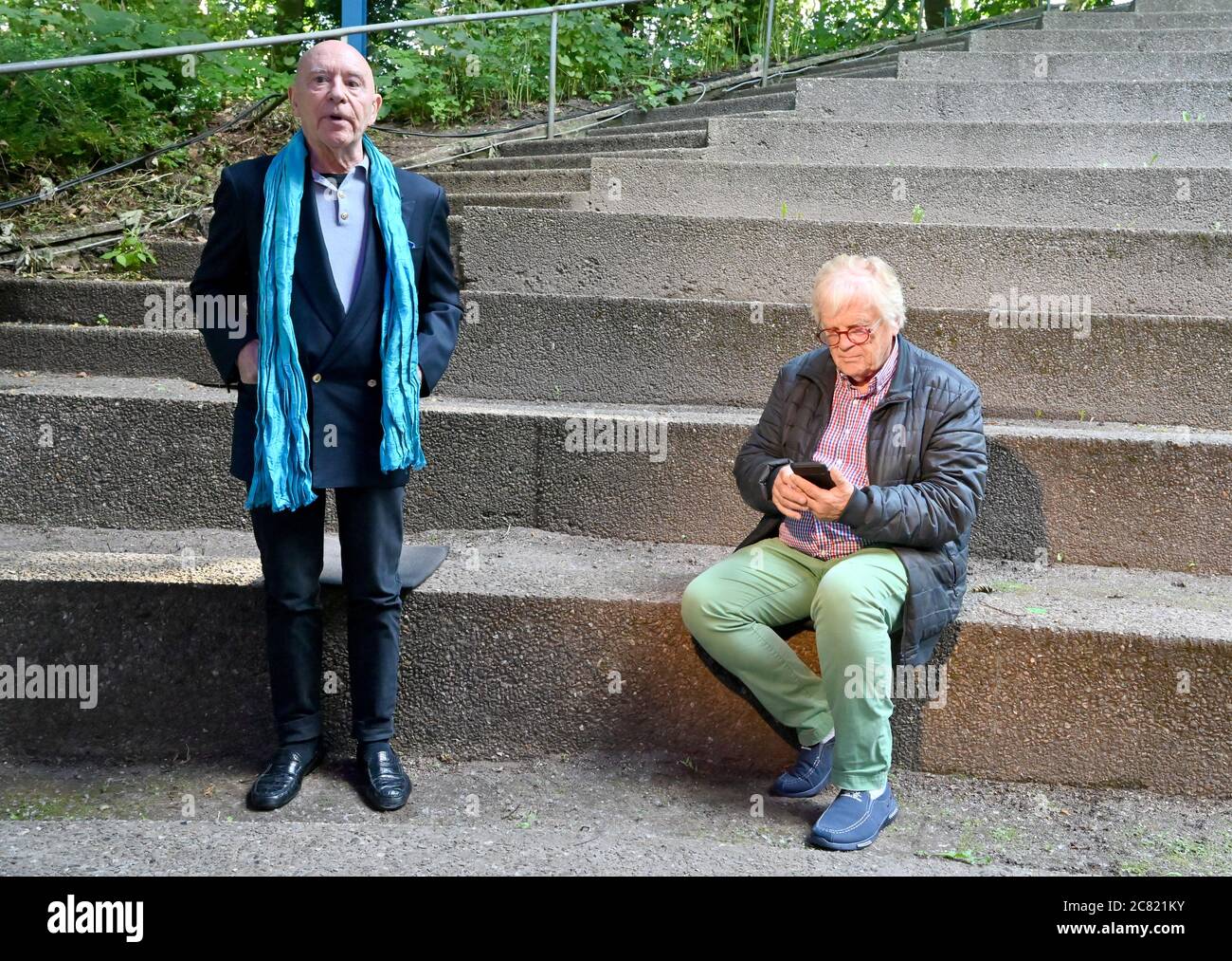 Kiel, Deutschland. Juli 2020. Justus Frantz (r) und Christoph Eschenbach warten auf ihren Auftritt am Krusenkoppel. Das Open-Air-Konzert wird vor 500 Gästen nach den aktuellen Regeln für Corona-Vorsichtsmaßnahmen stattfinden. Quelle: Carsten Rehder/dpa/Alamy Live News Stockfoto