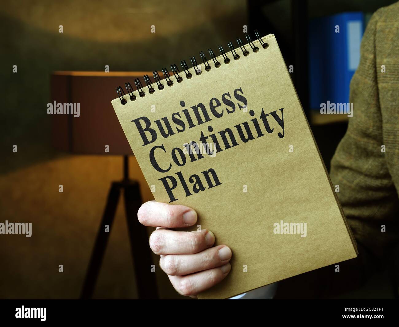 Ein Mann zeigt den BCP für den Business Continuity-Plan im Büro. Stockfoto