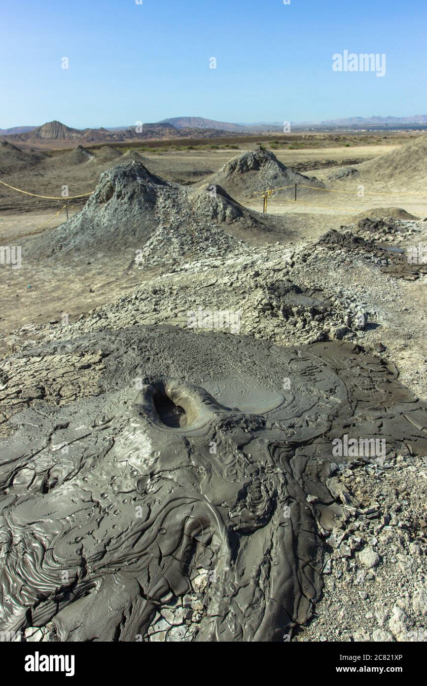 Schlammvulkane von Gobustan, Aserbaidschan. Aktive Vulkane. Tal der Krater und Vulkane. Sprudelnder Krater eines Schlammvulkans. Stockfoto