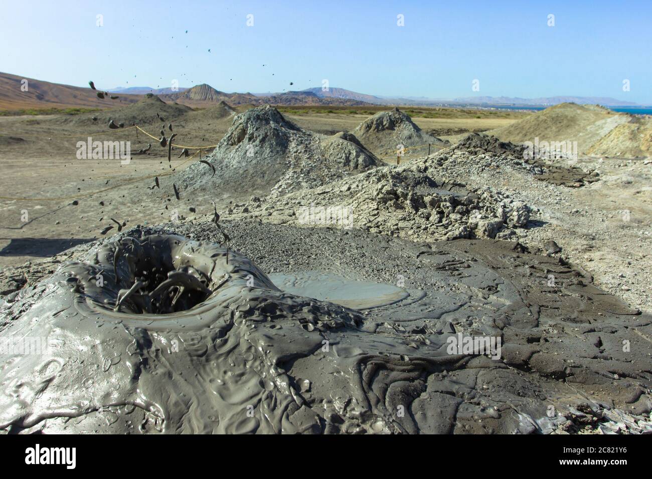 Schlammvulkane von Gobustan, Aserbaidschan. Aktive Vulkane. Tal der Krater und Vulkane. Sprudelnder Krater eines Schlammvulkans. Stockfoto
