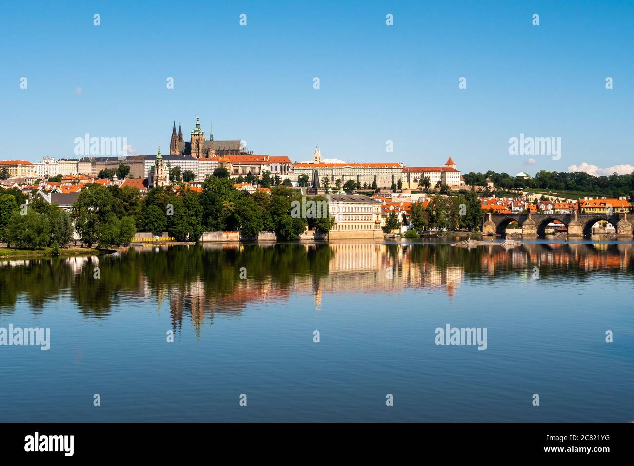 Prager Burg, Hradcany Bezirk, St. Veits Kathedrale und Kleinseite an der Moldau im Sommer mit Karlsbrücke Stockfoto