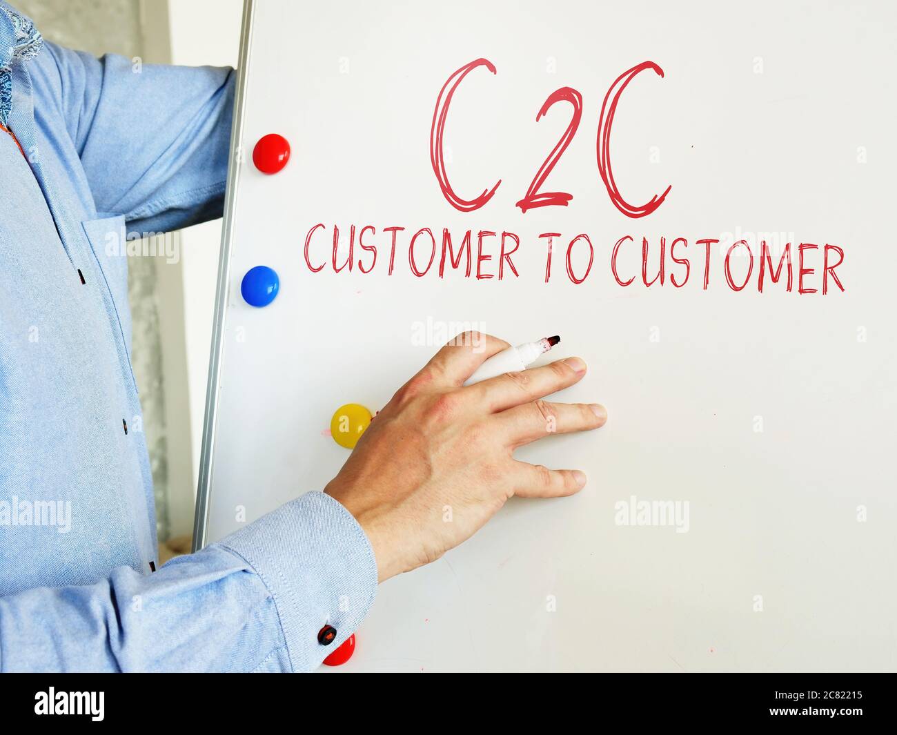 Der Manager zeigt das C2C-Geschäftsmodell von Kunde zu Kunde. Stockfoto