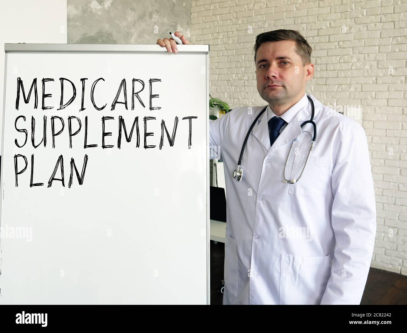 Der Arzt spricht über Medicare Ergänzung Plan. Stockfoto