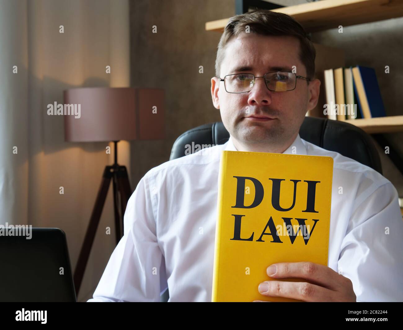 Der Anwalt zeigt DUI Gesetz fahren unter dem Einfluss Buch. Stockfoto