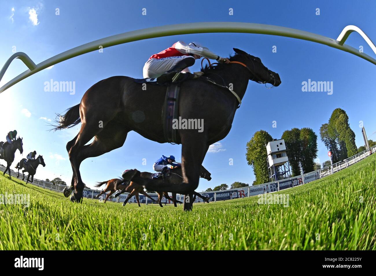 Glamouröse Anna von William Cox geritten gewinnt die Folgen bei den Rennen auf Twitter Handicap Stakes auf Windsor Racecourse. Stockfoto