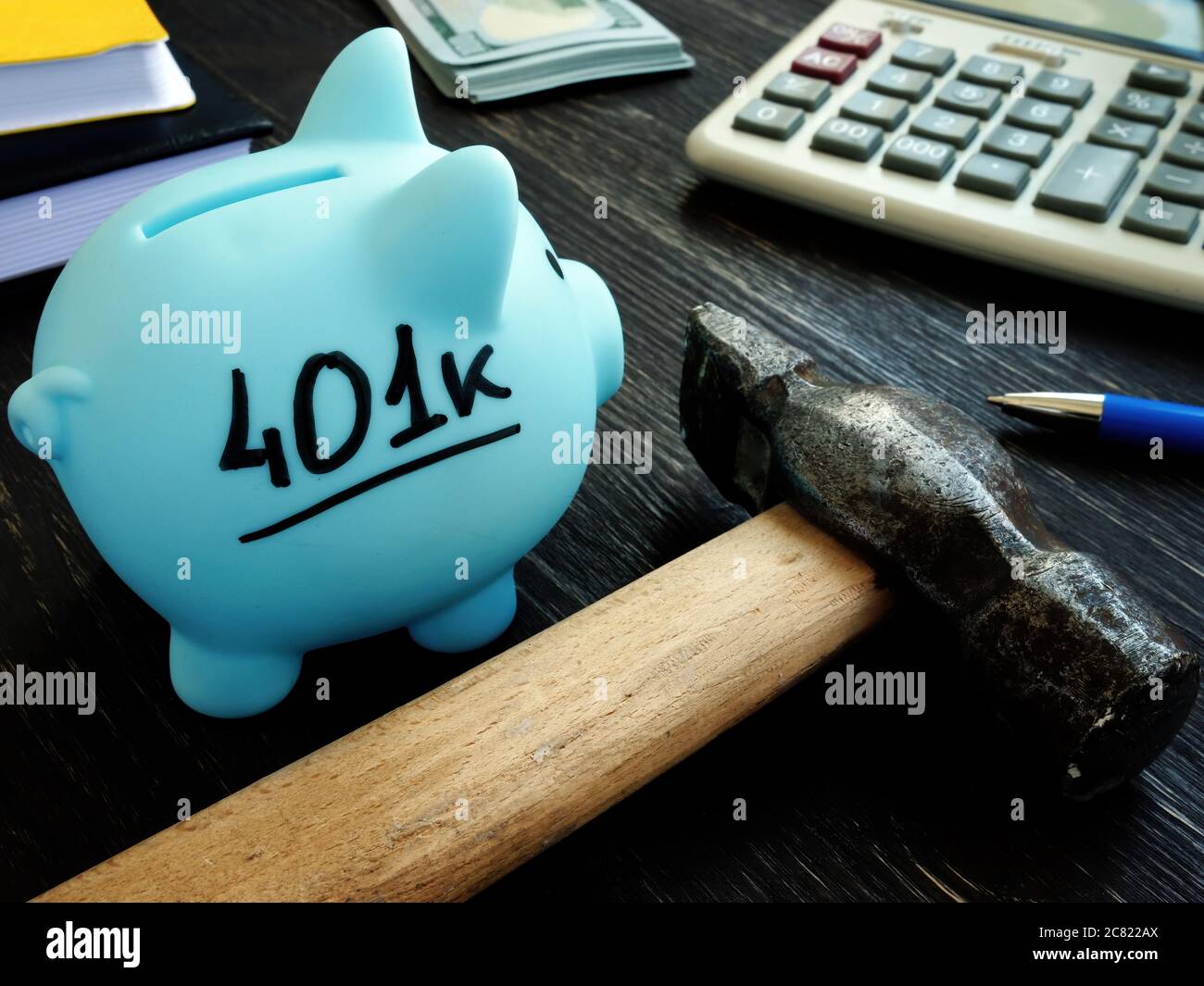 Cash Out 401k Pensionsplan. Hummer und Sparschwein. Stockfoto Cash Out 401k Pensionsplan. Hummer und Sparschwein. Stockfoto