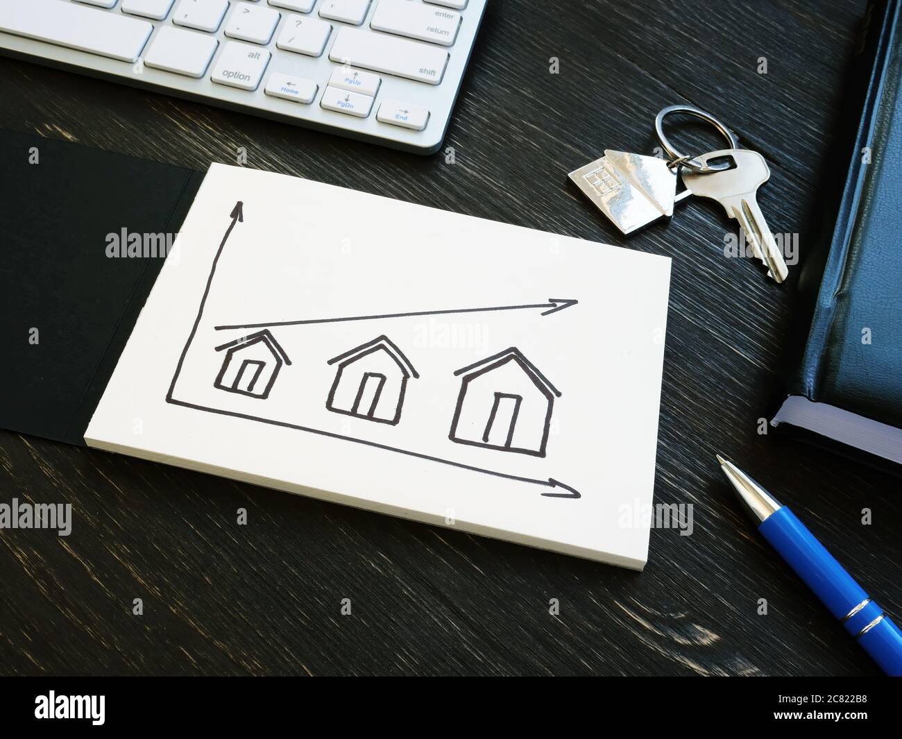 Investitionen in Immobilien. Diagramm mit Häusern und einem Pfeil. Stockfoto