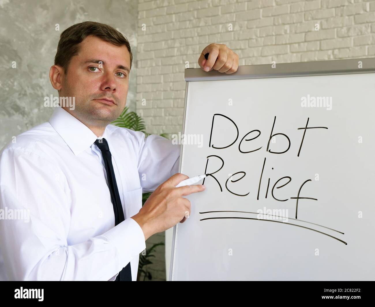 Der Manager spricht über Schuldenerlass in einer Bank. Stockfoto