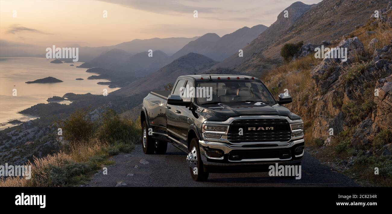 Dodge RAM 2500 auf einer Bergstraße Stockfoto