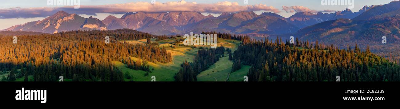Breites Panorama der Tatra in Polen in warmen Farben der untergehenden Sonne Stockfoto