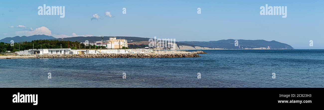 Ultra-breites Panorama des Thin Cape Beach, ein toller Ort zum Campen, dichten Wald und schöne Seesicht. Die Stadt-Kurort Gelendschik Stockfoto